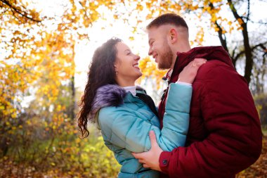 Genç çift sonbahar parkta öpüşme sevgi dolu portresi