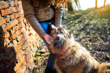 Kafkas çoban ile keyifli bahar günde oynayan genç kadın