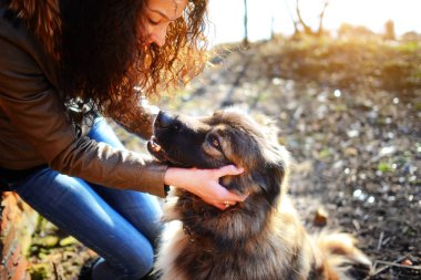 Kafkas çoban ile keyifli bahar günde oynayan genç kadın