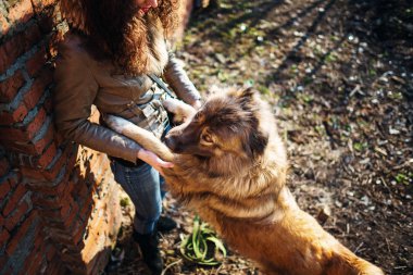 Kafkas çoban ile keyifli bahar günde oynayan genç kadın