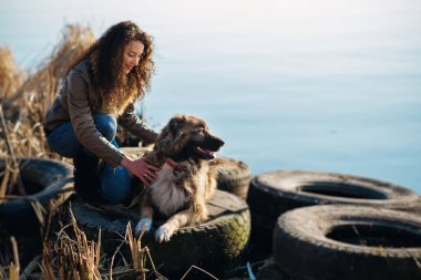 Kafkas çoban ile keyifli bahar günde oynayan genç kadın