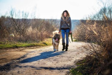 Kafkas çoban ile keyifli bahar günde oynayan genç kadın