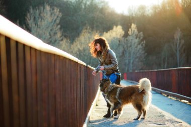 Kafkas çoban ile keyifli bahar günde oynayan genç kadın