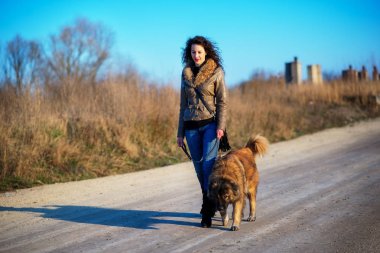 Kafkas çoban ile keyifli bahar günde oynayan genç kadın