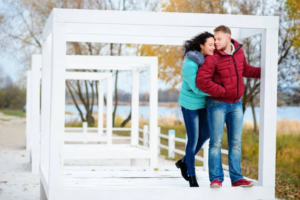 Romántico Pareja Sentada Piedra Mirando Atardecer Montaña Mar — Foto de Stock