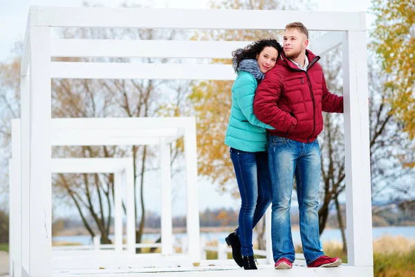 Romantický Pár Sedí Kameni Západ Slunce Při Pohledu Hory Moře — Stock fotografie