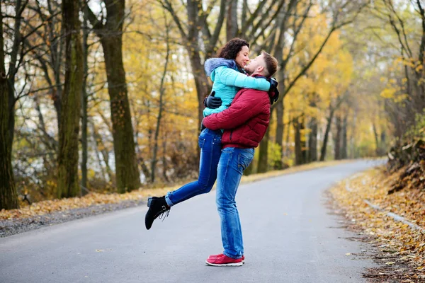 Портрет Молодой Любящей Пары Целующейся Осеннем Парке — стоковое фото