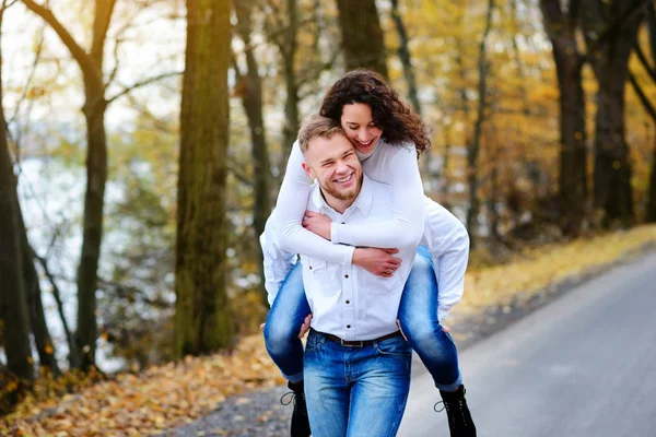 Les Amoureux Marchent Main Dans Main Dans Parc Automne — Photo