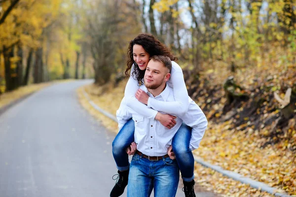 Les Amoureux Marchent Main Dans Main Dans Parc Automne — Photo