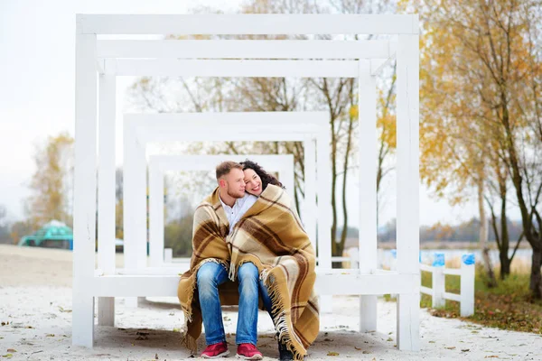 Jeune Couple Embrassant Couvert Une Couverture Chaude Assis Sur Plage — Photo