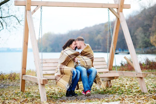 Amoureuze Paar Romantische Datum Schommels Outdoor Herfst — Stockfoto