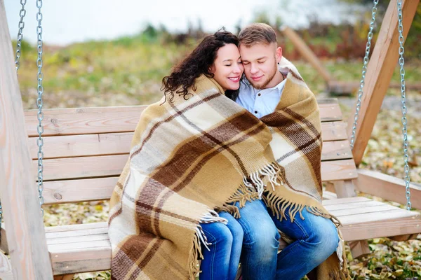 Amoureuze Paar Romantische Datum Schommels Outdoor Herfst — Stockfoto