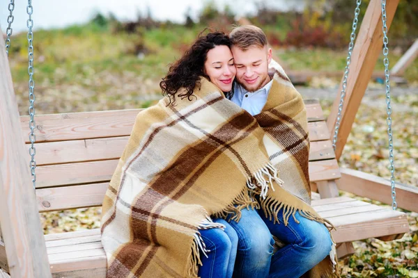 Zamilovaný Pár Romantické Rande Houpačky Venkovní Podzimní — Stock fotografie