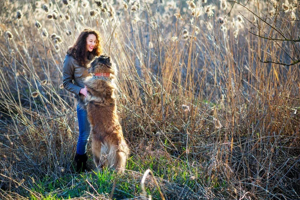 Kafkas çoban ile keyifli bahar günde oynayan genç kadın