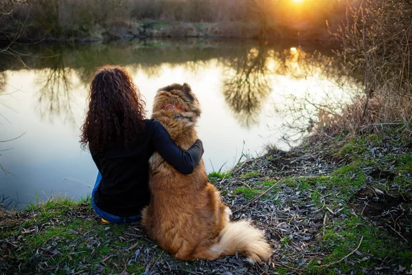 Joven Mujer Jugando Con Pastor Caucásico Encantador Día Primavera — Foto de Stock