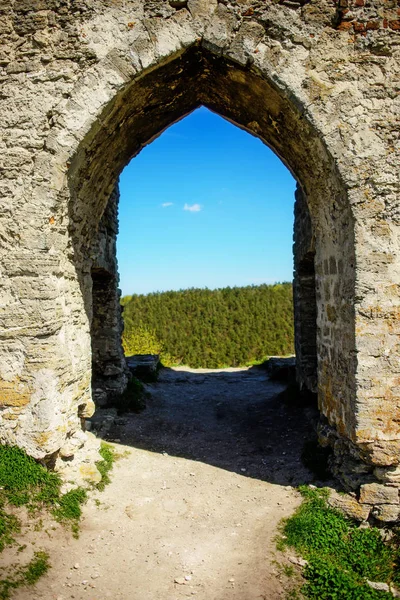 12. yüzyılda inşa Ukrayna, antik kale Harabeleri 