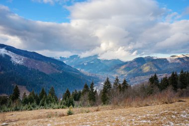 Doğal kış görünümü Karpat dağın zirvesinde.
