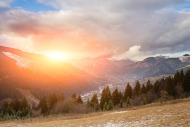 Doğal kış görünümü Karpat dağın zirvesinde.