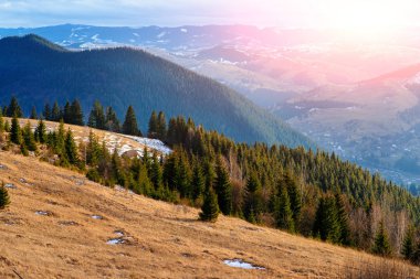 Doğal kış görünümü Karpat dağın zirvesinde.