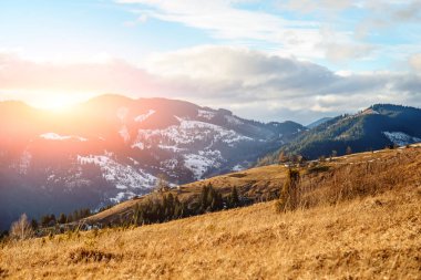 Doğal kış görünümü Karpat dağın zirvesinde.