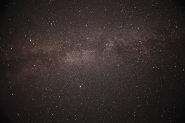 Samanyolu galaksimizin olduğunu. Bu uzun pozlama astronomik fotoğraf Bulutsusu kuğu Finlandiya'da gece yarısı alınır.