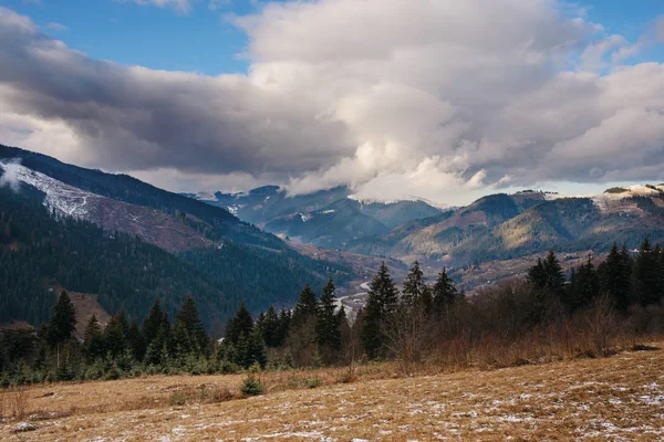 Malerischer Winterblick Auf Dem Gipfel Der Karpaten — Stockfoto