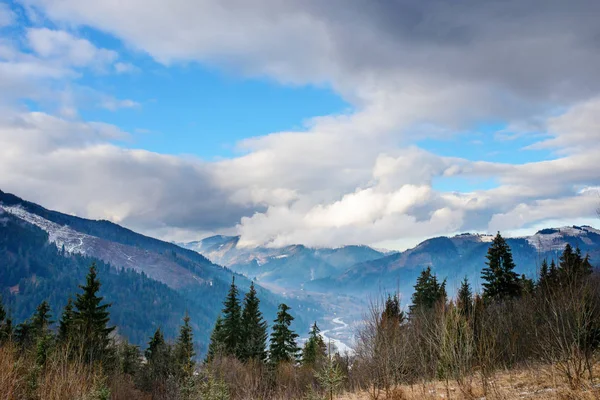 カルパティア山の頂上に風光明媚な冬景色 — ストック写真
