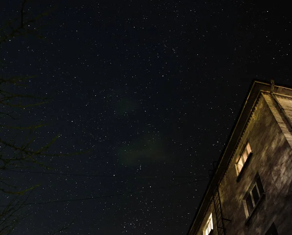 Yıldızlarla Dolu Gece Gökyüzü Bir Orman Üzerinden Işık Tarafından Geçen — Stok fotoğraf