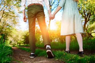 erkek arkadaşı ile yolda düşük açılı, geri görünüm gider.