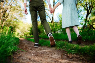 erkek arkadaşı ile yolda düşük açılı, geri görünüm gider.