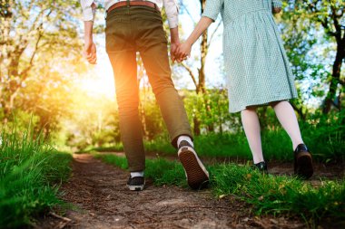 erkek arkadaşı ile yolda düşük açılı, geri görünüm gider.