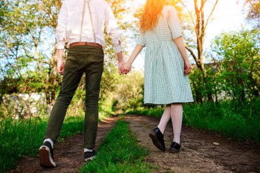 erkek arkadaşı ile yolda düşük açılı, geri görünüm gider.