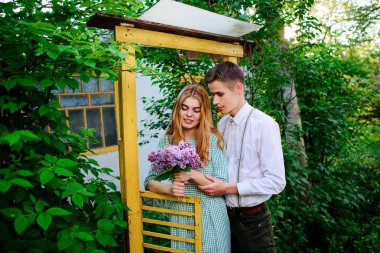 adam kız arkadaşı leylak bir buket verir..