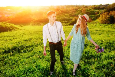 Kız arkadaşıyla parkta genç bir adam girer.