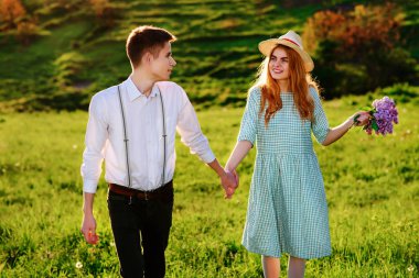 Kız arkadaşıyla parkta genç bir adam girer.