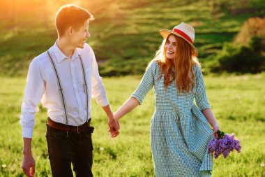 Kız arkadaşıyla parkta genç bir adam girer.