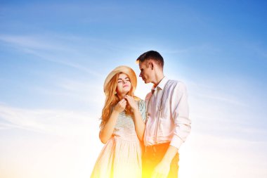 bir genç çift ayakta bir arka plan mavi gökyüzünde.