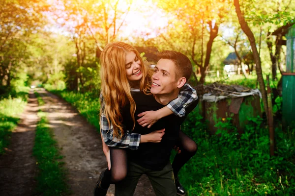 Portret Van Jonge Man Die Geeft Mooie Vrouw Piggyback — Stockfoto