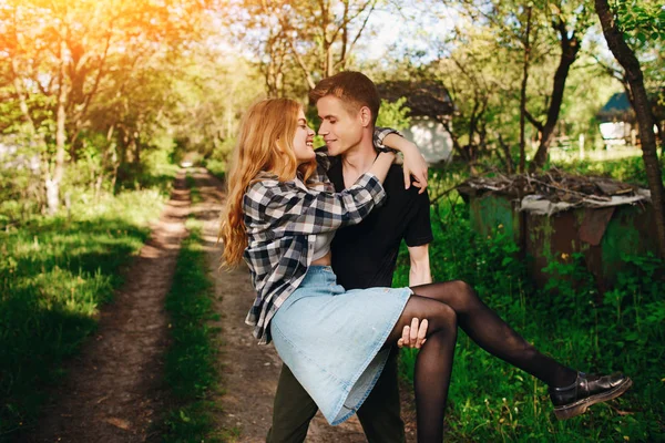 Hombre Sosteniendo Novia Las Manos Pie Camino Pequeño Pueblo —  Fotos de Stock