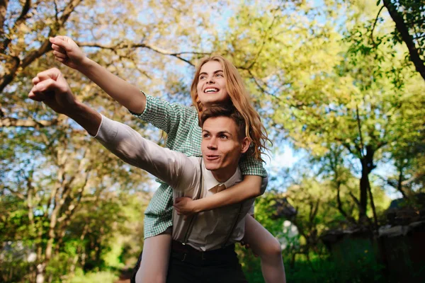 Retrato Pareja Feliz Levantando Las Manos Aire Libre —  Fotos de Stock