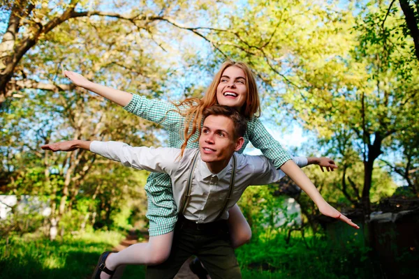 Portret Van Gelukkige Paar Verhogen Hun Handen Open Lucht — Stockfoto