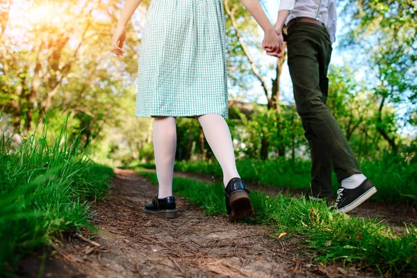 Hombre Con Novia Camino Ángulo Bajo Vista Trasera — Foto de Stock