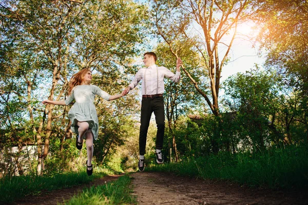 Ein Junger Mann Mit Seiner Freundin Springt Sonnigen Dorf Auf — Stockfoto