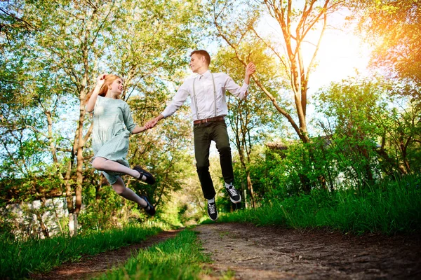 Ein Junger Mann Mit Seiner Freundin Springt Sonnigen Dorf Auf — Stockfoto