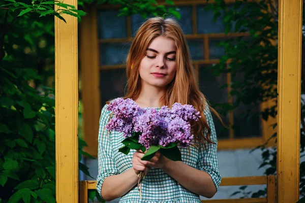 Krásná Mladá Žena Kytici Šeříku Jarní Zahradě — Stock fotografie