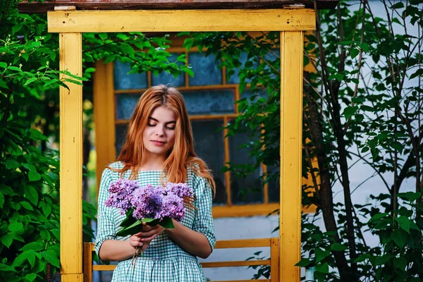 Красива Молода Жінка Букетом Бузку Весняному Саду — стокове фото