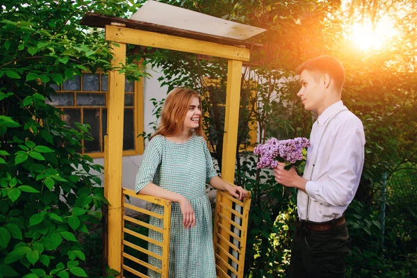 Man Geeft Zijn Vriendin Een Boeket Van Seringen Kwam Uit — Stockfoto