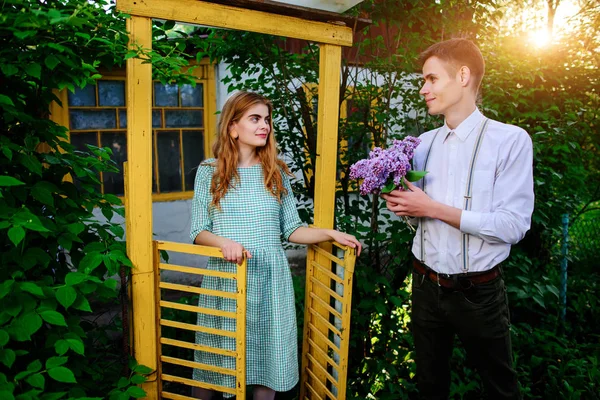 Guy Gives His Girlfriend Bouquet Lilacs She Came Out Gate — Stock Photo, Image