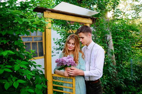 Man Geeft Zijn Vriendin Een Boeket Van Seringen — Stockfoto