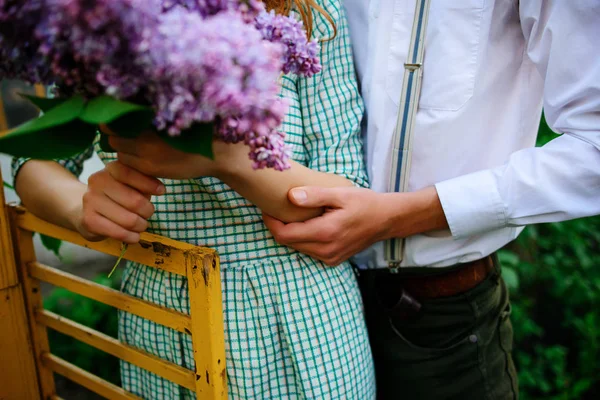 Man Knuffelen Zijn Vriendin Die Een Boeket Van Seringen Houdt — Stockfoto